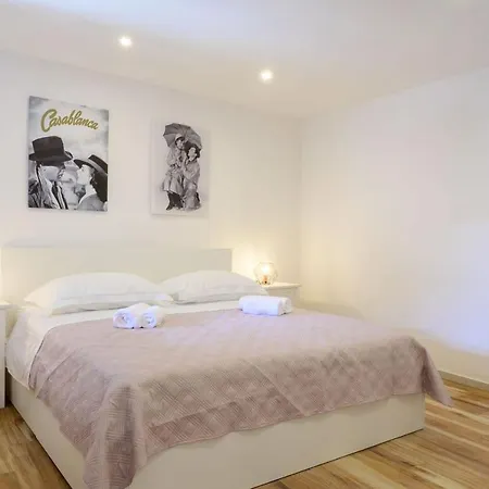 Varos - 5 Min Walk To Riva *